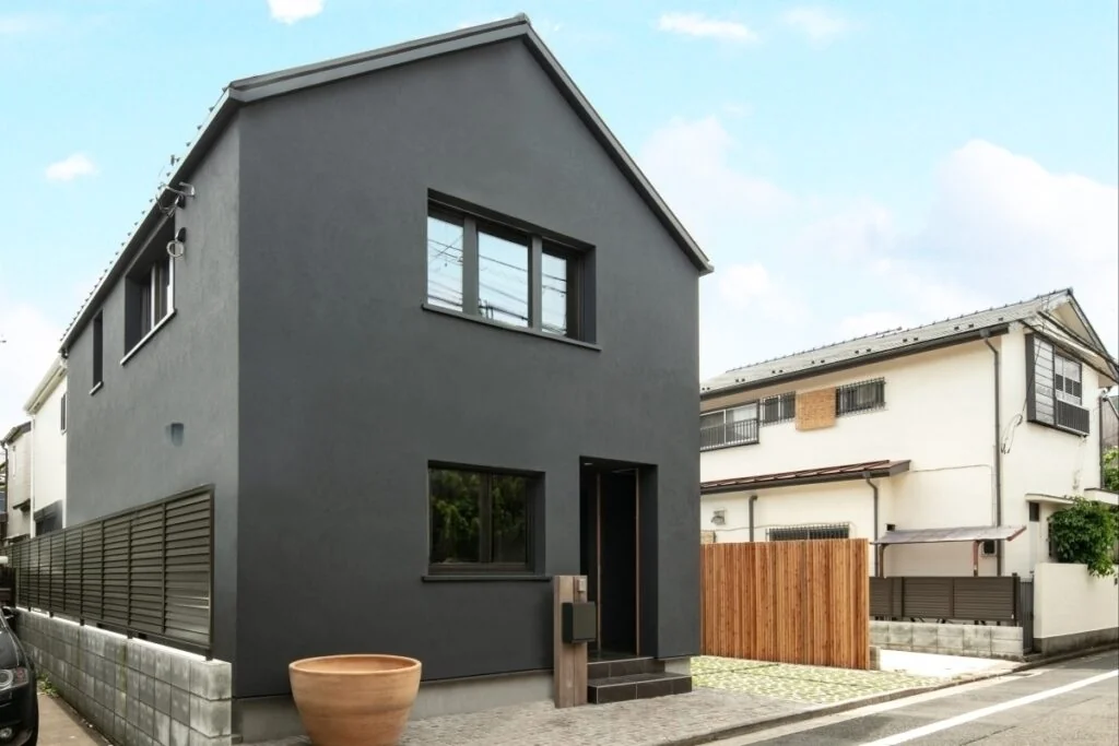 塗り替えが完了したモルタル外壁の住宅