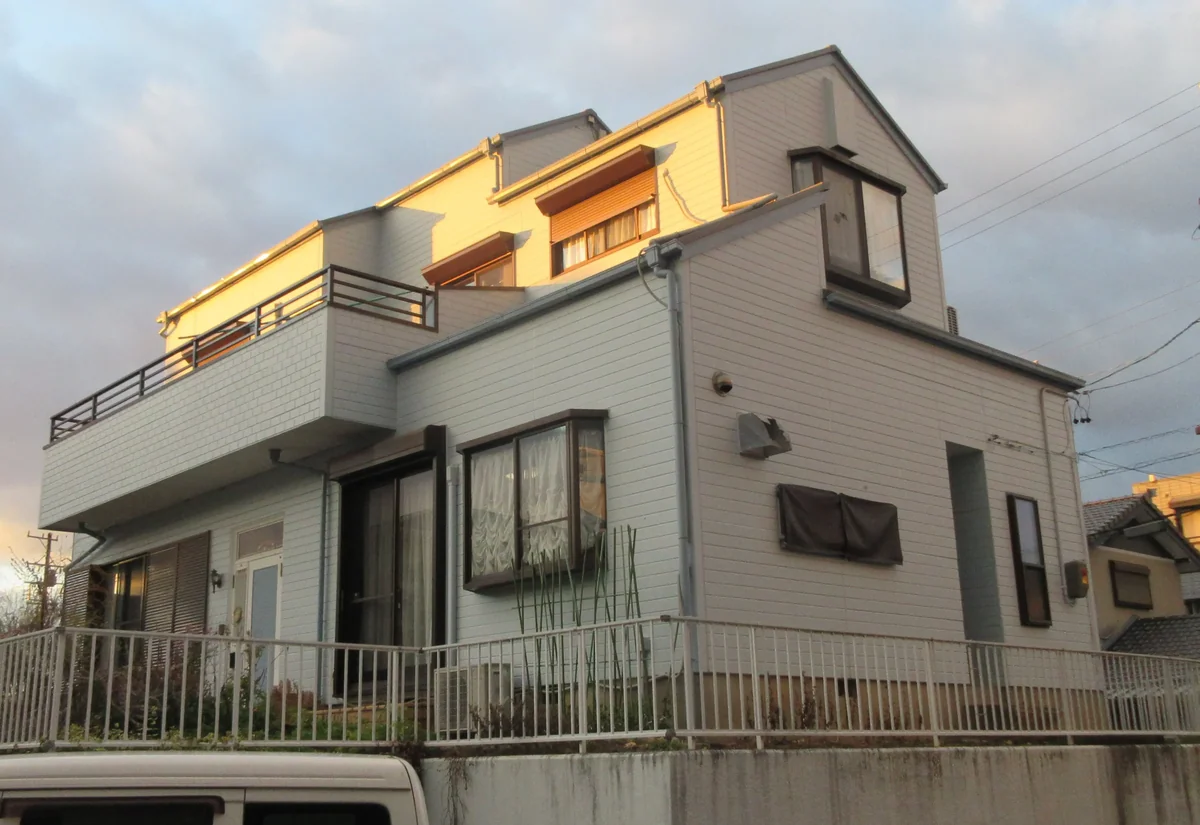 防カビ塗料で塗り替えられたきれいな北側の外壁