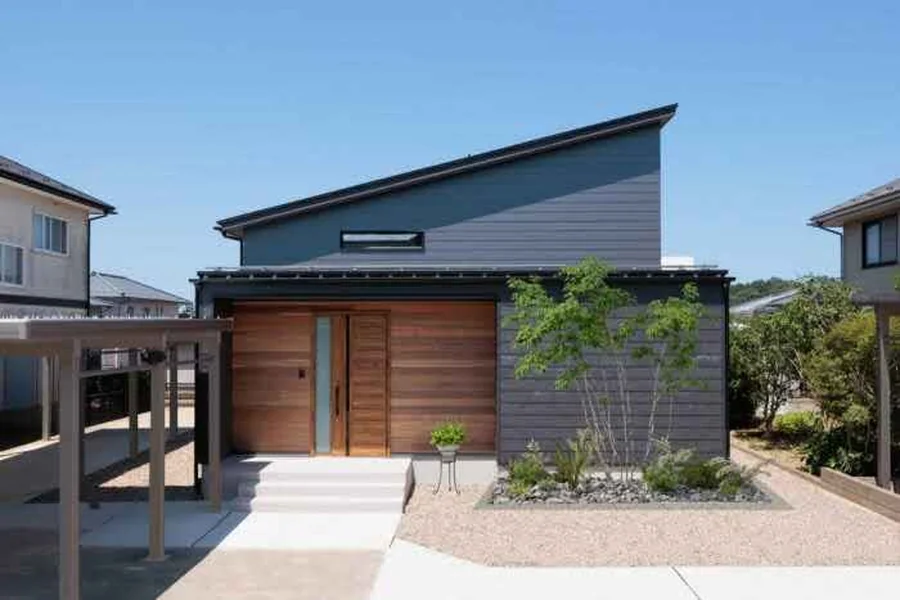 塗り替えを終えてきれいになった2階建て住宅の外観