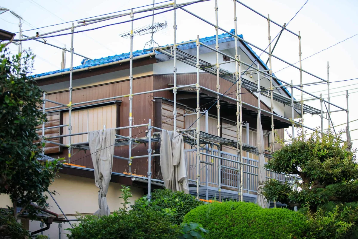 足場を組んだままの住宅
